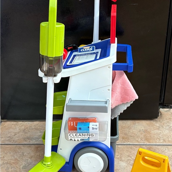 Little Helper Cleaning Cart with Working Vacuum, Broom, Scraper, Spray Cleaner - Picture 14 of 16